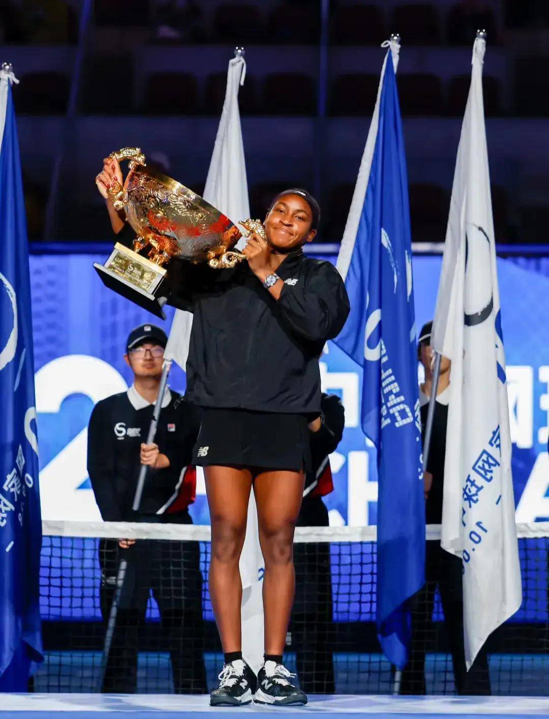 不仅帮助他 不仅帮助他